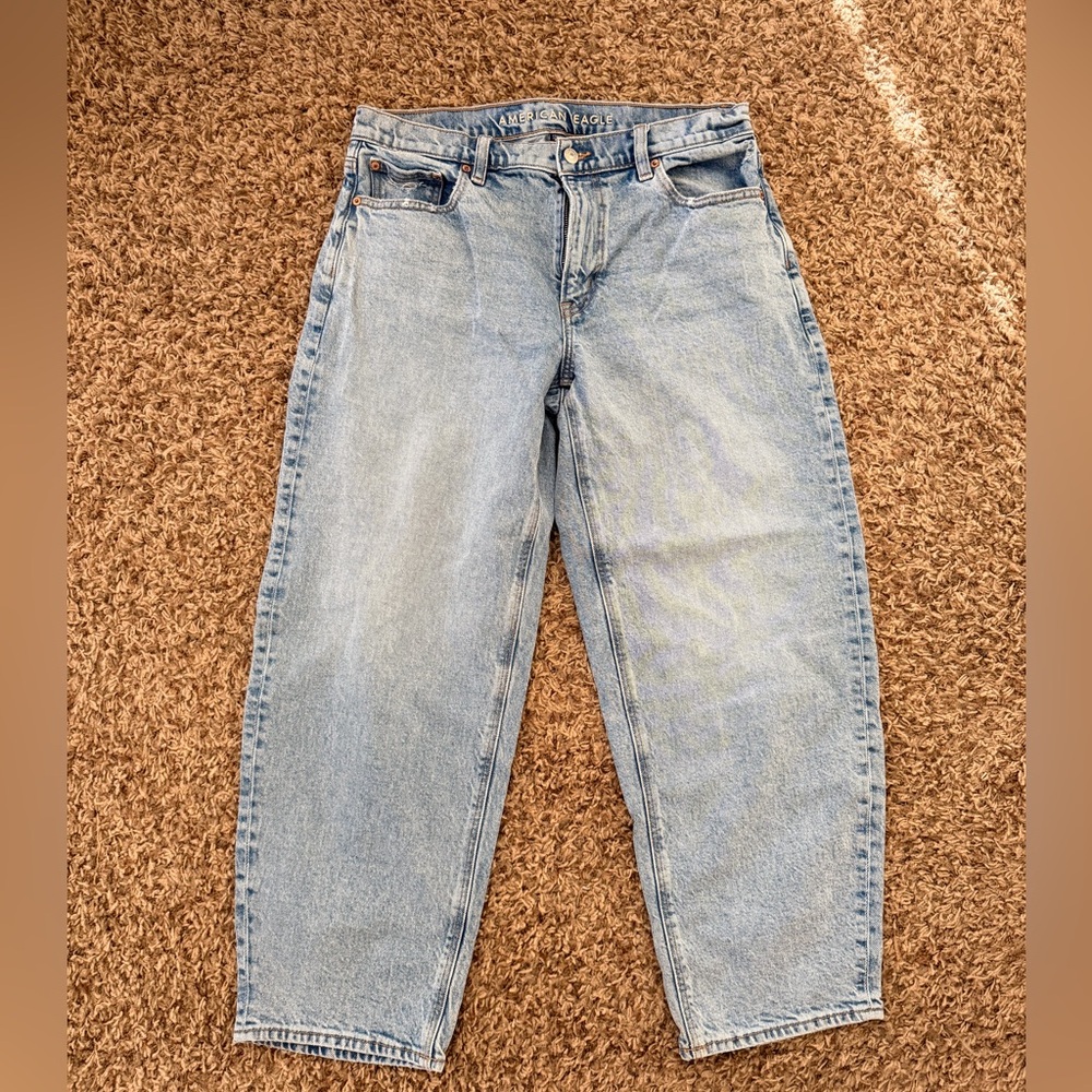 American Eagle Outfitters Light Wash Barrel Jeans